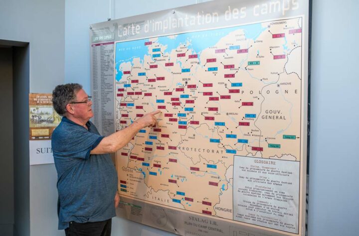 Yannick Le Guennic, membre de l’association qui gère le musée, devant la carte répertoriant les camps en Allemagne et en Pologne où étaient envoyés les prisonniers de guerre français.