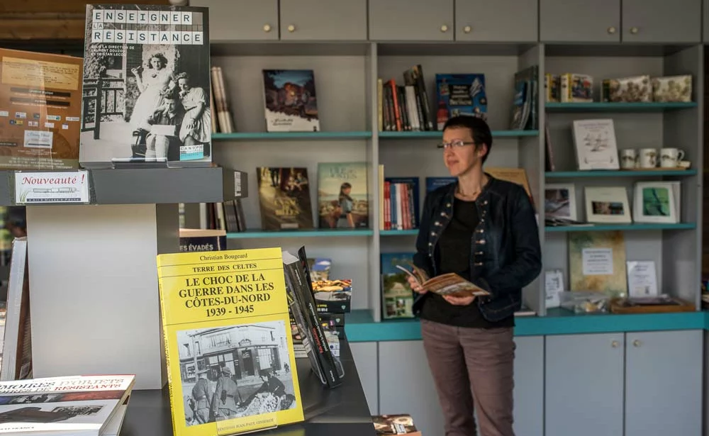 À Saint-Connan, le musée propose aussi une librairie spécialisée rassemblant divers ouvrages traitant de la résistance, de la vie en temps de guerre… - Illustration Prisonniers de guerre