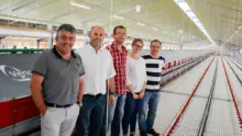 Dominique Caro, technicien bâtiment coopérative Le Gouessant ; Ronan et Yves Kerrien, éleveurs ; Aline Deriat et Patrick Guillou, techniciens pondeuse