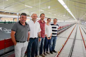 Dominique Caro, technicien bâtiment coopérative Le Gouessant ; Ronan et Yves Kerrien, éleveurs ; Aline Deriat et Patrick Guillou, techniciens pondeuse