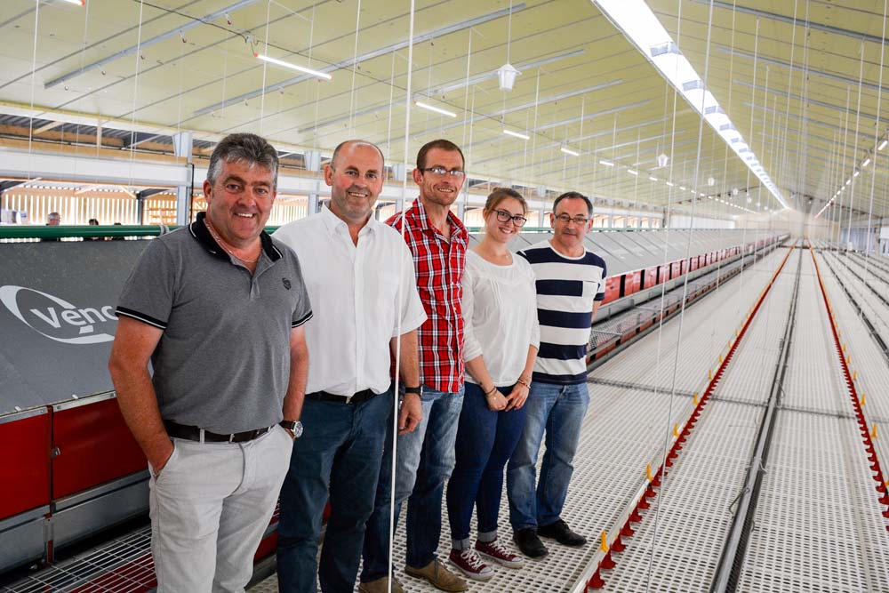 Dominique Caro, technicien bâtiment coopérative Le Gouessant ; Ronan et Yves Kerrien, éleveurs ; Aline Deriat et Patrick Guillou, techniciens pondeuse - Illustration 30000 pondeuses pour diminuer la production légumière