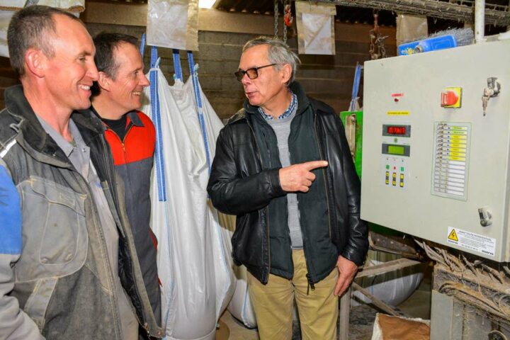 De gauche à droite : Christian Dartois, salarié, Pierre-Yves Marquet et Hervé Roy, de la Chambre d'agriculture, devant l'appareil de pesée de précision des acides aminés.