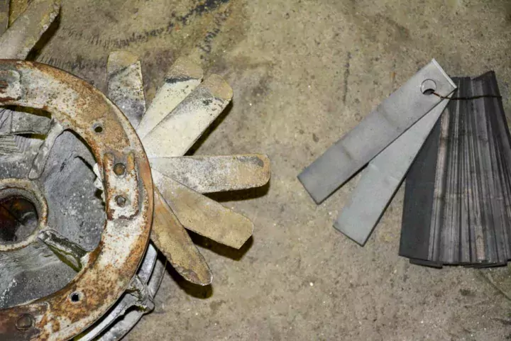 Ces marteaux trop usés ne pouvaient assurer une qualité de broyage suffisante. À droite, des marteaux neufs pour comparaison.