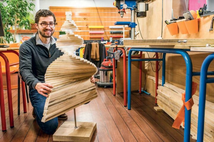 Pour concevoir et assembler ses produits, Jean-Baptiste Buchoux se sert des outils mis à disposition à Saint-Brieuc Factory, un espace où chacun peut venir créer, tester et prendre des conseils. 