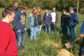 Échanges autour des pratiques agricoles et des résultats sur le plan économique, sociétal, humain, social et environnemental… entre les élèves de terminale Bac Pro CGEA et les agriculteurs du territoire.