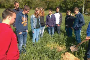 Échanges autour des pratiques agricoles et des résultats sur le plan économique, sociétal, humain, social et environnemental… entre les élèves de terminale Bac Pro CGEA et les agriculteurs du territoire.