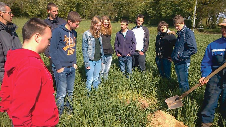 Échanges autour des pratiques agricoles et des résultats sur le plan économique, sociétal, humain, social et environnemental… entre les élèves de terminale Bac Pro CGEA et les agriculteurs du territoire. - Illustration MFR : Avancer ensemble, en tissant un réseau de professionnels