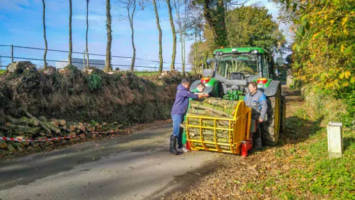 La fagoteuse achetée par le lycée Pommerit permet de conditionner le bois en fagots d’un stère en bûches de 1 m de longueur.