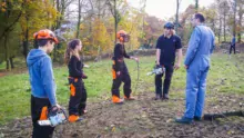 Un groupe d’élèves lors d’un chantier d’entretien du bocage à la tronçonneuse. Un bûcheron professionnel dispense ses précieux conseils aux étudiants lors de travaux pratiques sur le terrain.