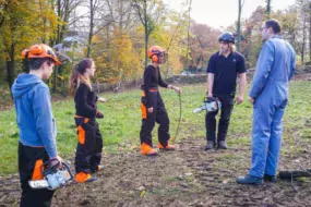 Un groupe d’élèves lors d’un chantier d’entretien du bocage à la tronçonneuse. Un bûcheron professionnel dispense ses précieux conseils aux étudiants lors de travaux pratiques sur le terrain.