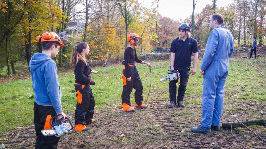 Un groupe d’élèves lors d’un chantier d’entretien du bocage à la tronçonneuse. Un bûcheron professionnel dispense ses précieux conseils aux étudiants lors de travaux pratiques sur le terrain. - Illustration Mettre du concret sur le terme agro-écologie