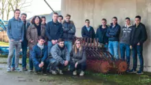 Les enseignants Stéphane Eugène et Anne Bouilly entourés des élèves de la classe BTS Acse sur l’exploitation du lycée agricole.