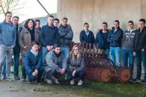 Les enseignants Stéphane Eugène et Anne Bouilly entourés des élèves de la classe BTS Acse sur l’exploitation du lycée agricole.