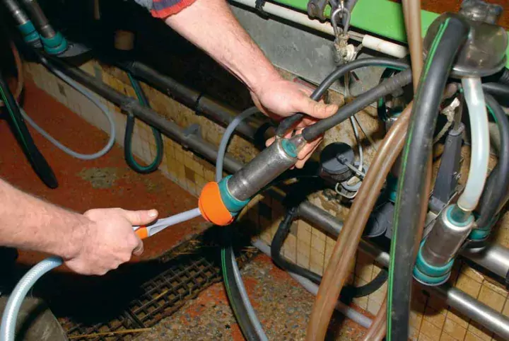 Grâce à une pompe doseuse, l’intérieur des manchons est pulvérisé avec du désinfectant entre chaque vache.