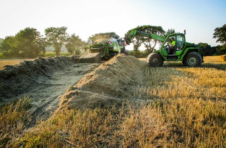 Chantier de pressage en big de la menue-paille récupérée lors de la moisson, elle sert à pailler les logettes puis à la méthanisation.