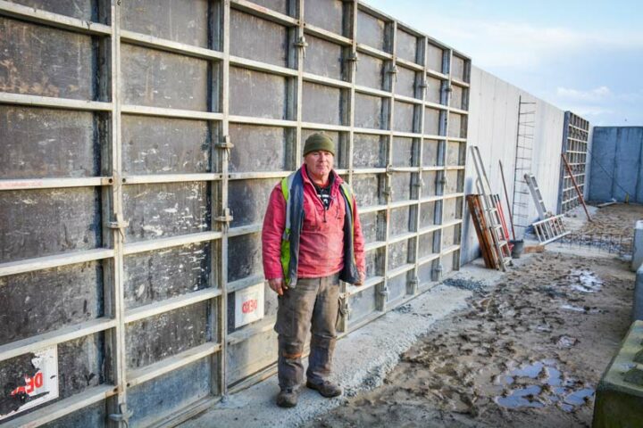 Frédéric Page devant les silos réalisés en auto-construction par les associés du Gaec de l'Union qui serviront au stockage des différents intrants destinés à la méthanisation.