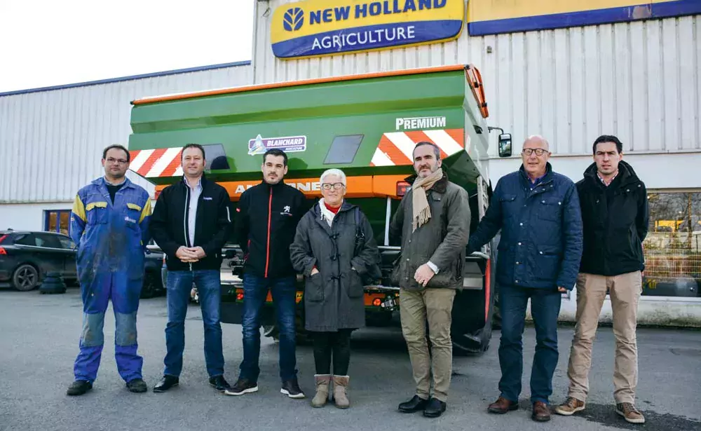 Jean-françois Barre, technicien SAV Blanchard ; Mickaël Joly, commercial Blanchard ; Rodolphe et Yvette Flého, ETA Flého à Ménéac ; Florent Guilleman, directeur général Amazone France ; Pierrick Quéro, directeur Blanchard 22/56 ; Jérôme Le Meur, commercial Amazone en Bretagne. - Illustration Un épandeur d’engrais prêté pendant un an