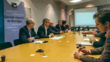 Christian Péron, président de la Caisse de Bretagne de Crédit Mutuel Agricole, aux côtés d’Olivier Allain, vice-président du Conseil régional, lors de la réunion rassemblant les partenaires du dispositif Pass’Avenir.