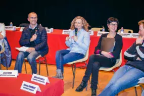 De gauche à droite : Samuel Vandaele, JA national, Jo Lefeuve, Élodie Le Mailloux, Édith Llistosella et Etienne Fourmont lors de la table ronde sur la communication.