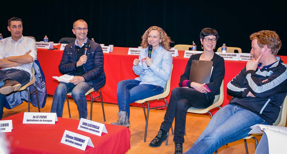 De gauche à droite : Samuel Vandaele, JA national, Jo Lefeuve, Élodie Le Mailloux, Édith Llistosella et Etienne Fourmont lors de la table ronde sur la communication. - Illustration “Communiquez sur les réseaux sociaux !”