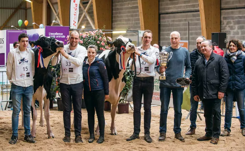 Autour de Cap J Iroise, nommée Réserve, dans les mains de Pierre-Yves et de Cap J Ida, Grande championne de Morlaix 2018, présentée par Baptiste, les membres de la famille Cabon étaient très heureux et fiers. - Illustration Agri Deiz : le Gaec Cabon double la mise