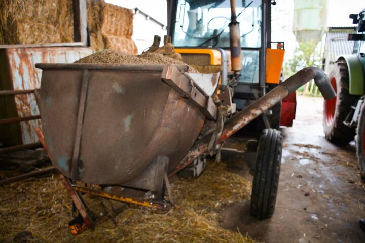 Le correcteur azoté est distribué via cet outil rempli sous le silo (quantité pour 100 taurillons) fonctionnant avec un moteur hydraulique.