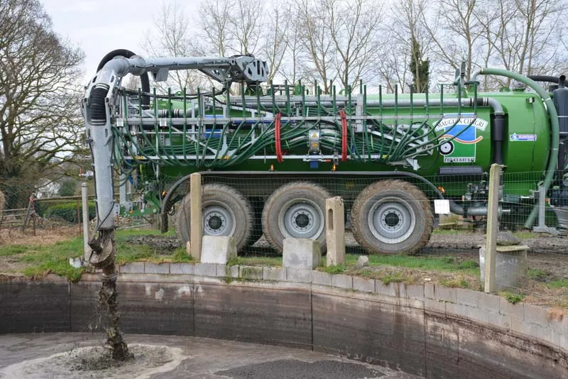 Le bras tourelle (diamètre 200) permet un pompage direct dans les fosses, sans utilisation du compresseur, grâce à sa turbine. Il est utilisable aussi bien à droite qu'à gauche grâce à son système de rotation. - Illustration La Cuma s&rsquo;équipe, la clientèle s&rsquo;élargit