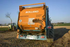 La table d’épandage combinée à la pesée dynamique offre la possibilité de descendre à 1,5 tonne/ha de fientes en appoint sur certaines cultures.