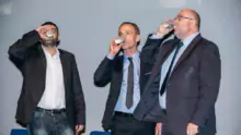 Jérémy Decercle (Jeunes Agriculteurs), Thierry Roquefeuil (FNPL) et Stéphane Travert, ministre de l’Agriculture, dégustent symboliquement un verre de lait.