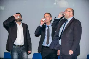 Jérémy Decercle (Jeunes Agriculteurs), Thierry Roquefeuil (FNPL) et Stéphane Travert, ministre de l’Agriculture, dégustent symboliquement un verre de lait.