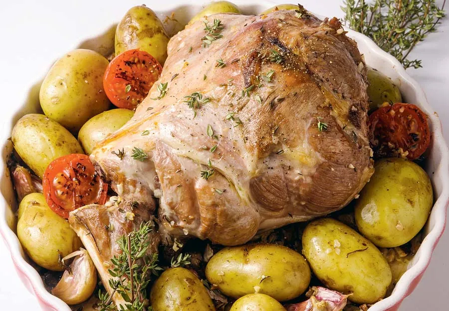 gigot-agneau - Illustration Gigot d&rsquo;agneau de Pâques aux pommes de terre