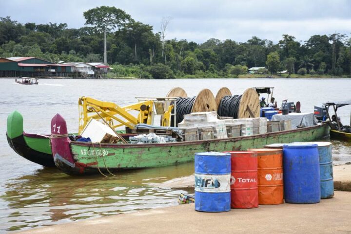 Sur le port, les pirogues à moteur, seuls moyens de transport de fret. En face, le Surinam.