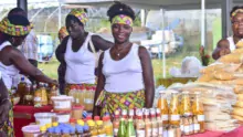 Des jeunes agricultrices de Maripasoula présentent leurs préparations à base de fruits et d'arachide au Salon agricole de Macouria (Guyane).