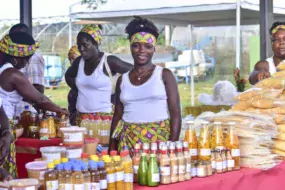 Des jeunes agricultrices de Maripasoula présentent leurs préparations à base de fruits et d'arachide au Salon agricole de Macouria (Guyane).