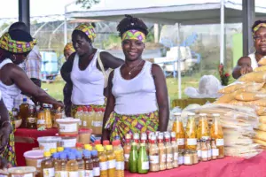 Des jeunes agricultrices de Maripasoula présentent leurs préparations à base de fruits et d'arachide au Salon agricole de Macouria (Guyane).