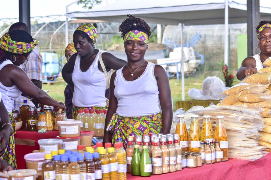 Des jeunes agricultrices de Maripasoula présentent leurs préparations à base de fruits et d'arachide au Salon agricole de Macouria (Guyane). - Illustration En Guyane, Maripasoula mise sur ses fruits et légumes