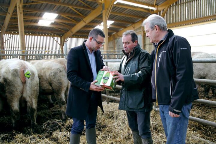 Jean-Luc Talvas de Cultivert, accompagné par Frédéric Guichard, a conseillé Patrice Bihoes et le lycée Kerlebost dans l’achat du détecteur de vêlage.