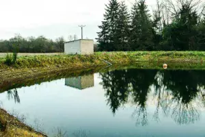 Les dernières réserves d’eau autorisées en Bretagne ont été sur des coteaux, impactant les surfaces de percolation. Depuis deux ans, certains producteurs sont obligés de demander des dérogations de remplissage complémentaire.