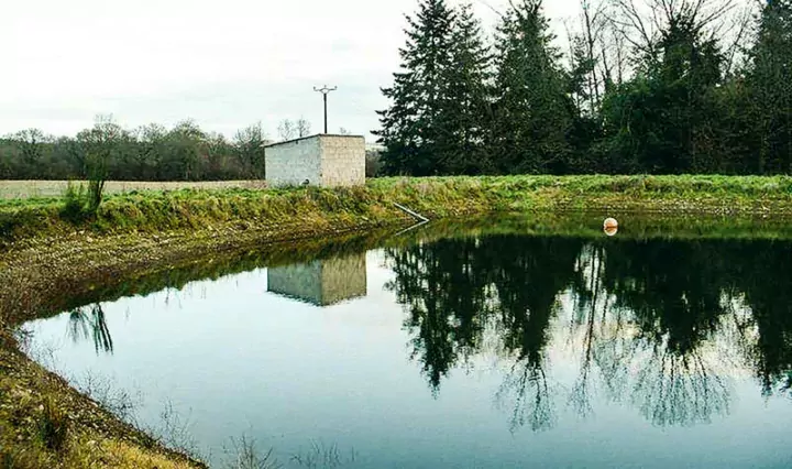 Les dernières réserves d’eau autorisées en Bretagne ont été sur des coteaux, impactant les surfaces de percolation. Depuis deux ans, certains producteurs sont obligés de demander des dérogations de remplissage complémentaire.