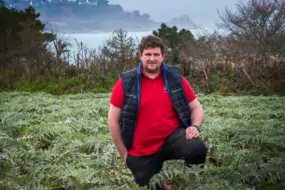 Tanguy Rousseau a rejoint le Gaec de Traou-Hoat à Trélévern (22) en créant un atelier viande bovine. La structure compte aujourd’hui 45 vaches allaitantes, 2,5 ha de serres et 85 ha de SAU dont une partie plantée en choux-fleurs et artichauts.