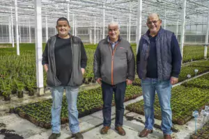 (de gauche à droite) Éric Guillou, chef de culture, Thierry Loas, technicien légumes Triskalia et Michel Thomas, chef d’exploitation.