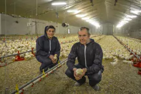 Isabelle et Claude Henry, aviculteurs à Coatascorn (22).