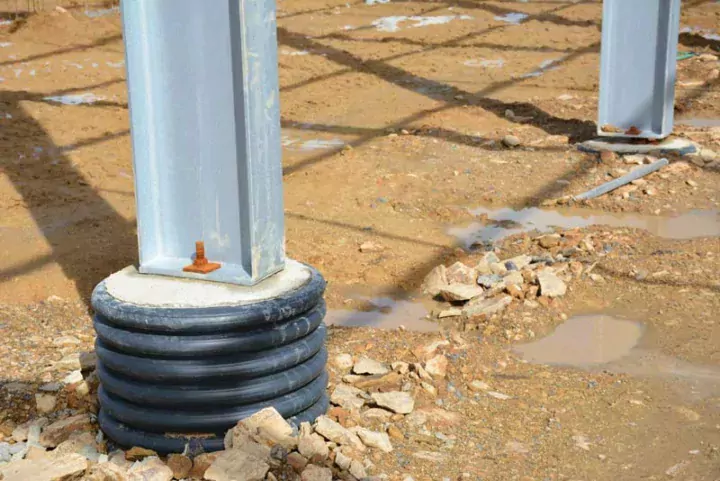 Le terrassement a été effectué avec du matériel en propriété. Les dés les plus profonds sont ancrés à 2 mètres de profondeur, sur le dur. Les normes du béton ont été appréhendées avec le vendeur (livraison de toupies).