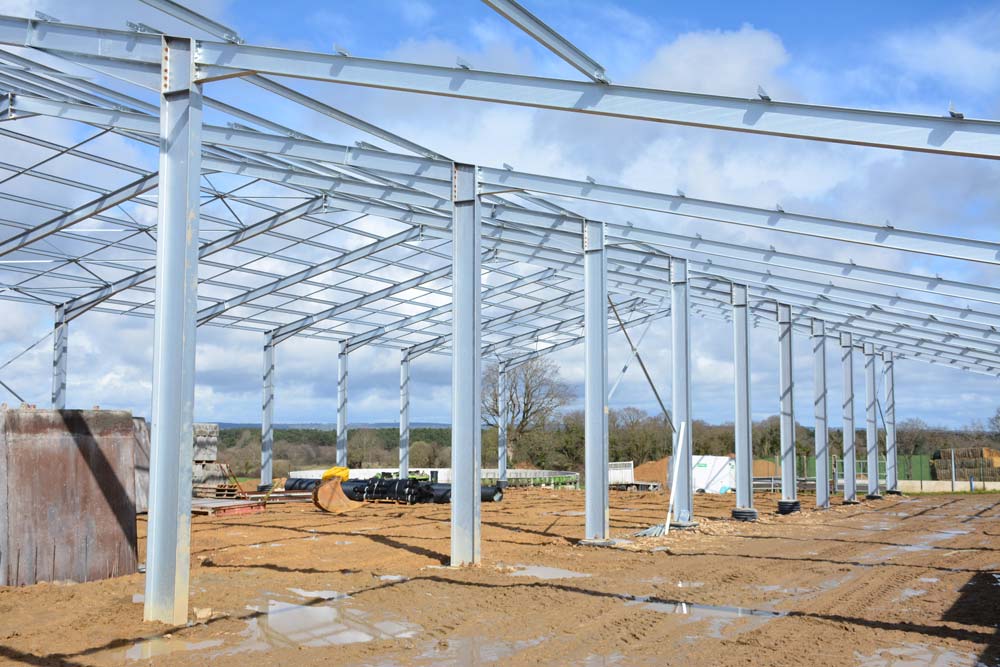 batiment-kit-cek-2 - Illustration Ils assemblent leur bâtiment en kit