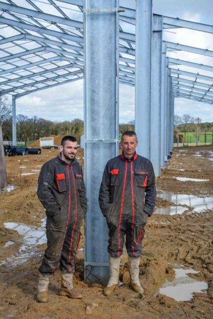 Valentin Le Claire, à gauche, avec son père Patrice (Sylvie, la mère, est également associée), a opté pour la production d’énergie dans son projet d’installation. L’unité de méthanisation aura une puissance de plus de 200 kWh. Elle consommera des matières premières produites sur l’exploitation (ou échangées) et des déchets verts. Des panneaux photovoltaïques seront installés sur la toiture.