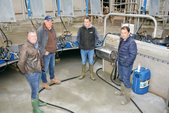 De gauche à droite : Dominique Froc, Hervé et Gilles Perdriel, et Fabrice Pelard, conducteur de travaux, devant le roto de traite.