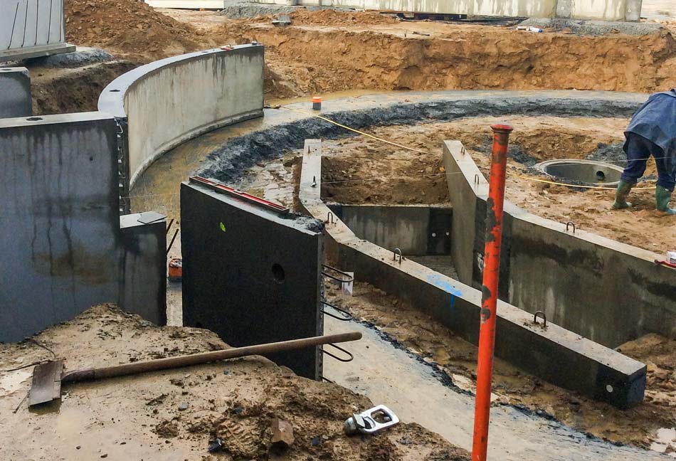 L'espace traite en construction. À noter, la fosse, à l'emplacement du futur plancher amovible pour s'adapter à la taille des trayeurs. Tous les murs sont préfabriqués.