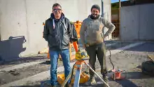 Michel Maillard, technico-commercial chez Lafarge, (à gauche), et Nuno Rodrigues, chef de chantier chez CME (Construction Moderne Elevage).