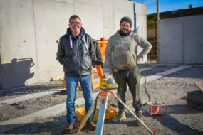 Michel Maillard, technico-commercial chez Lafarge, (à gauche), et Nuno Rodrigues, chef de chantier chez CME (Construction Moderne Elevage).