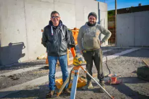 Michel Maillard, technico-commercial chez Lafarge, (à gauche), et Nuno Rodrigues, chef de chantier chez CME (Construction Moderne Elevage).